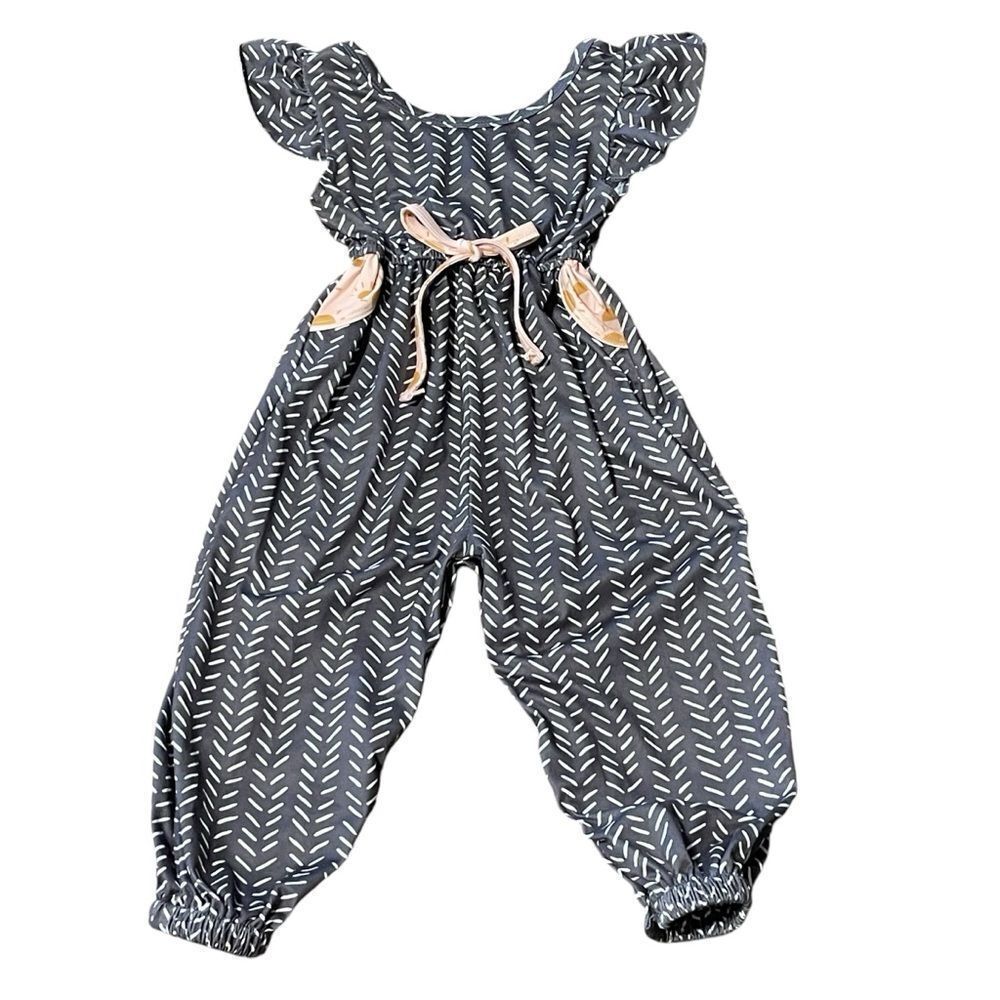 Wellie Kate Short Ruffle Sleeve Snap Bottom Jumpsuit Gray White Pink Bow size 2T